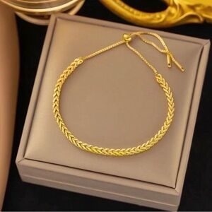 Luxurious Gold Women's Bracelet